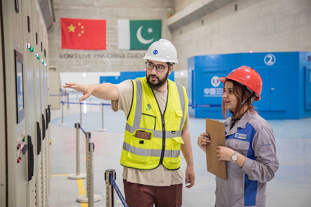 7月14日，巴方工作人員在卡洛特水電站-地下電廠檢查數(shù)據(jù)。 （人民網(wǎng)記者 薛丹攝）