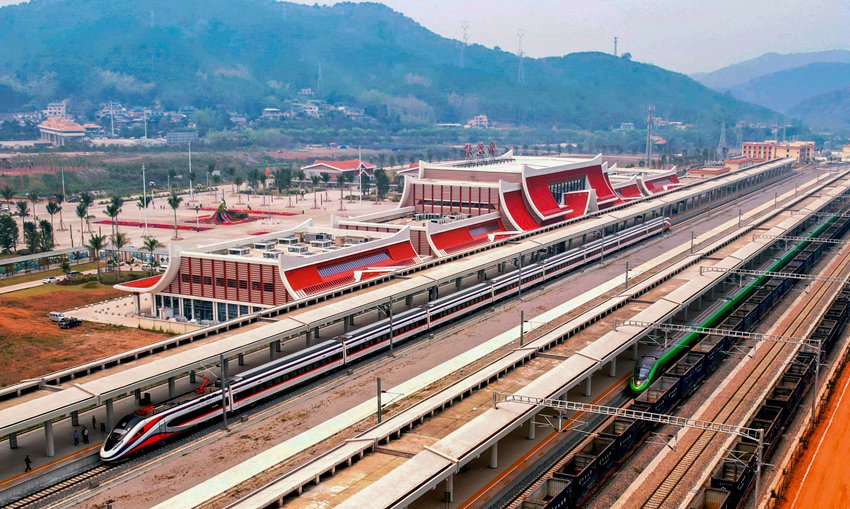 對(duì)向行駛的國(guó)際客運(yùn)列車“復(fù)興號(hào)”和“瀾滄號(hào)”在磨憨站交匯。楊紫軒攝