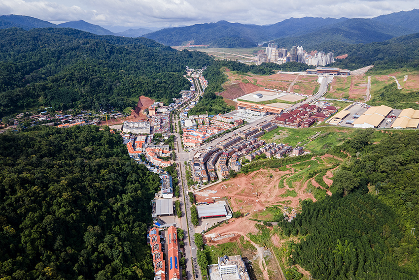 磨憨口岸俯瞰，右前方高層白色建筑群為老撾境內(nèi)。人民網(wǎng)記者 符皓攝