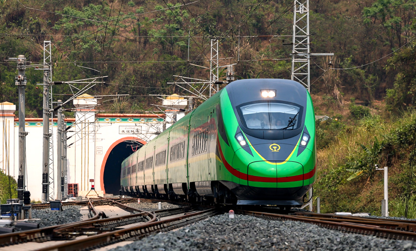 “復(fù)興號(hào)”動(dòng)車組列車駛過(guò)友誼隧道。徐章位攝