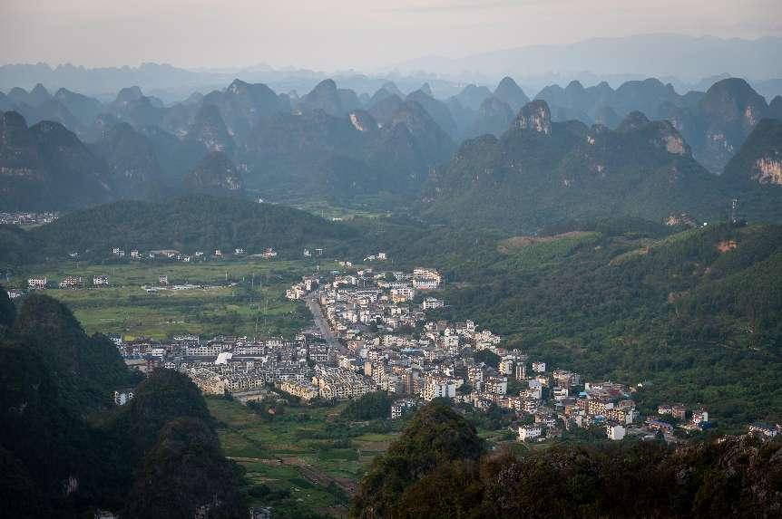 廣西層巒疊嶂，郁郁蔥蔥。 人民網(wǎng) 嚴立政攝