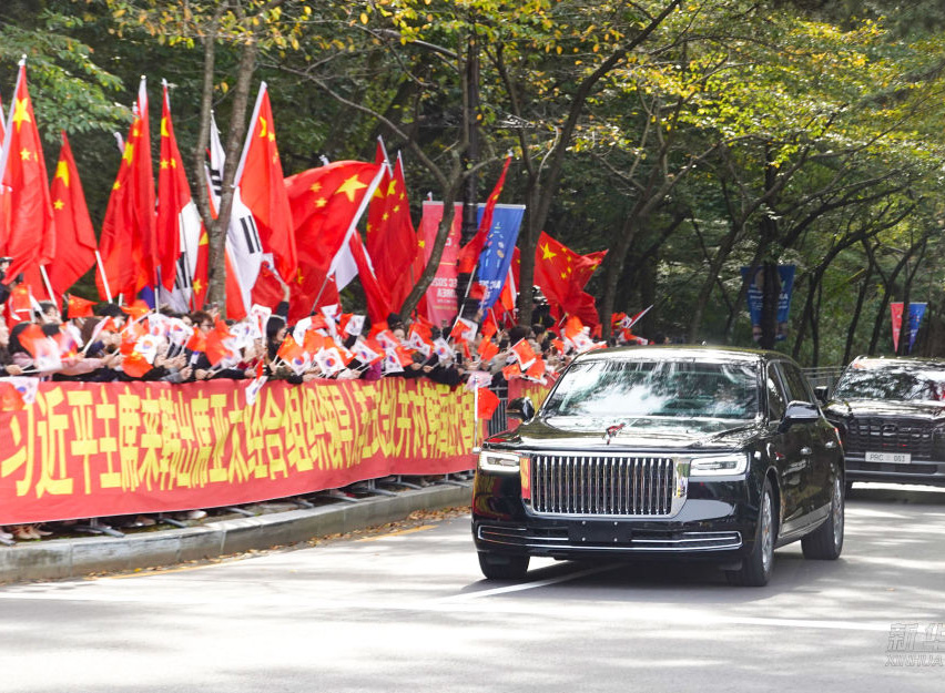 習(xí)近平抵達韓國受到熱烈歡迎